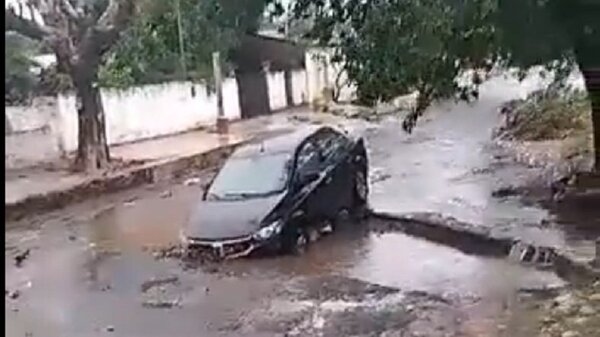 Bache casi se traga a vehículo tras temporal en Asunción | Noticias Paraguay
