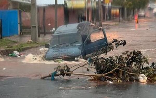 Tormenta trajo consigo raudales, árboles caídos y vehículos atrapados en Central – Prensa 5
