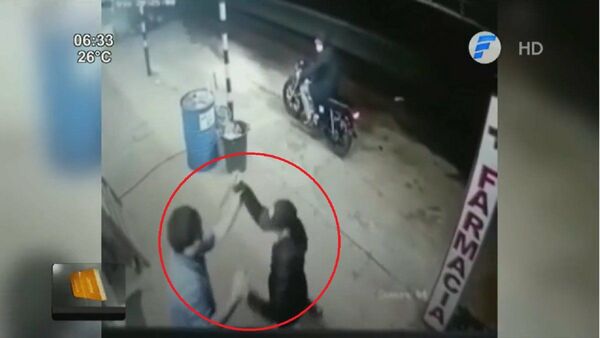 Jóvenes se enfrentan a asaltantes y evitan el robo de sus celulares