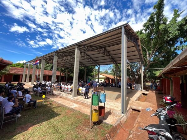 Municipalidad inauguró tinglado en un colegio del barrio Bernardino Caballero - Radio Imperio