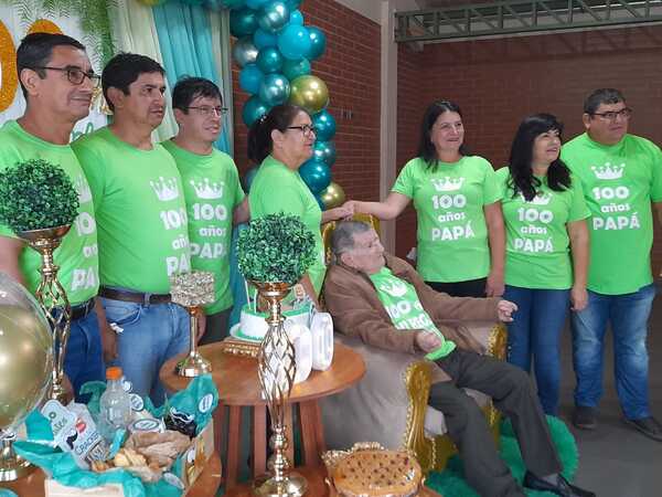 Un campeón de la vida: Don Blas celebra 100 años rodeado de su familia