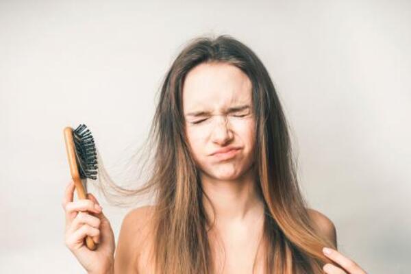 ¿Se te cae el cabello? Aquí van algunas de las razones más comunes
