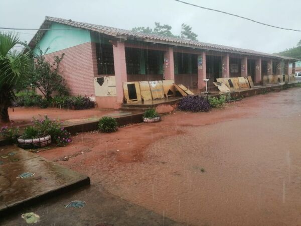 Estudiantes de escuela de Itauguá se refugian bajo corredores para desarrollar clases - Nacionales - ABC Color