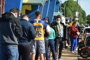 Hinchas ansiosos por volver a ver a Luqueño - Fútbol de Intermedia - ABC Color