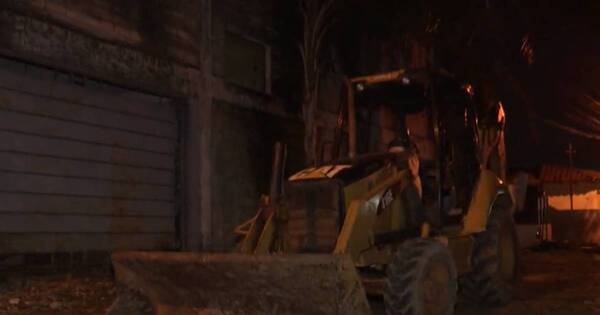 La Nación / Aparece en Arroyos y Esteros excavadora que fue robada de obra del IPS