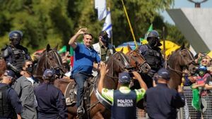 Bolsonaro anda a caballo y amenaza con no cumplir las reglas de la justicia electoral