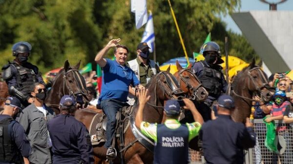 Bolsonaro anda a caballo y amenaza con no cumplir las reglas de la justicia electoral