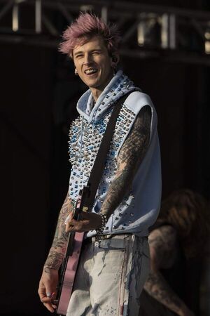 Machine Gun Kelly recuerda su encuentro con Taylor Hawkins en Paraguay - Música - ABC Color
