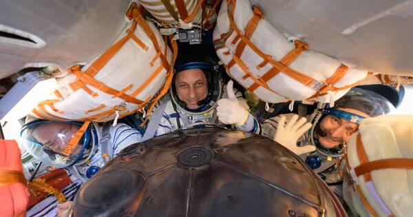 La Nación / Rusia trae a Tierra a dos astronautas rusos y a un estadounidense