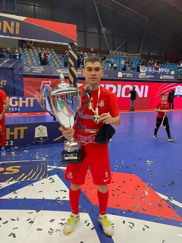 Javier Salas celebra en la Copa Italia de futsal FIFA - Polideportivo - ABC Color