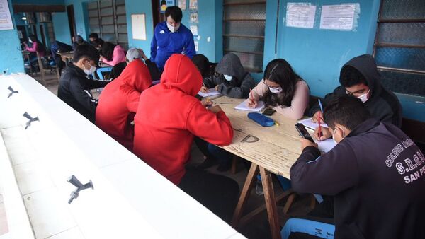 Sin aulas dan clases en el corredor