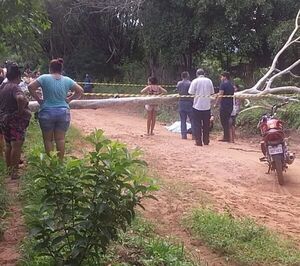 Motociclista falleció tras chocar por un árbol caído - Radio Imperio