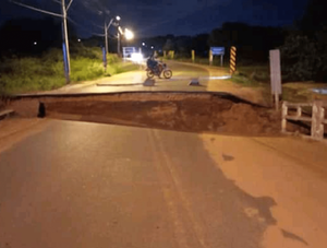 Vecinos de Capiatá afirman que el puente cayó solo · Radio Monumental 1080 AM