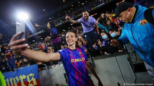 Clásico en el Camp Nou rompe récord de asistencia en el fútbol femenino