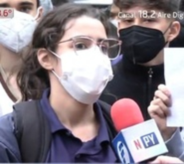 Estudiantes del CTN se manifiestan contra remoción de docente - Paraguay.com