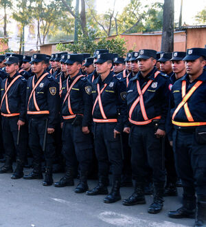 Familiares de policías cierran calles en protesta contra recortes a uniformados - El Independiente
