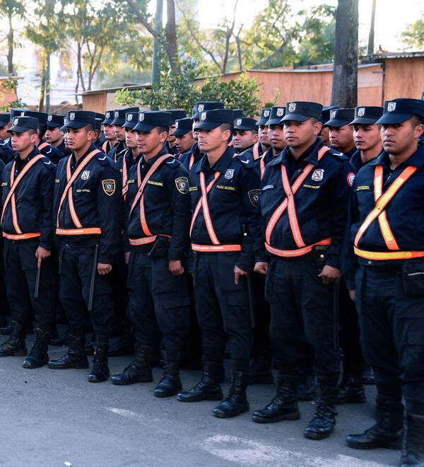 Familiares de policías cierran calles en protesta contra recortes a uniformados - El Independiente