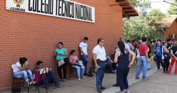 La Nación / Alumnos del Colegio Técnico Nacional se movilizan contra retiro de rubro a docente