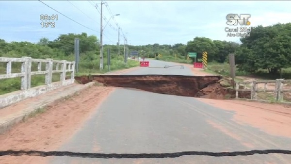 Colapsó el puente Poncho Pytã en Rojas Cañada - SNT