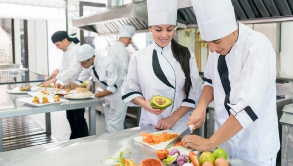 Ejecutivo prorroga hasta junio la reducción del IVA en 50% para sectores de gastronomía, eventos, turismo y hotelería