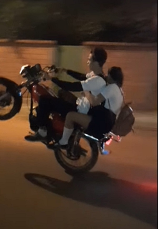A LA SALIDA DEL COLEGIO ARRIESGAN SUS VIDAS EN MOTOCICLETA - La Voz del Norte