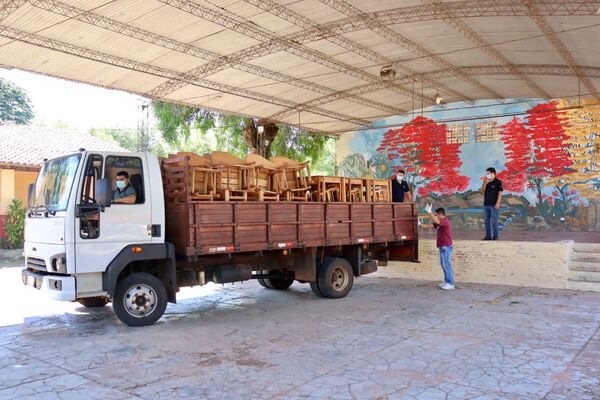 Itaipu donó muebles fabricados por personas con discapacidad a escuela de Asunción - .::Agencia IP::.