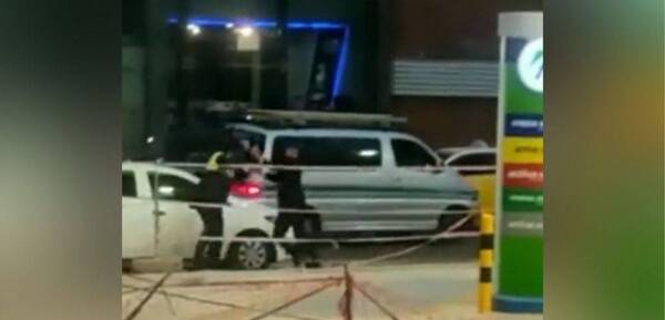 Crónica / [Video] "Zorros" y conductor "arreglaron" diferencias a los tongos en un surtidor