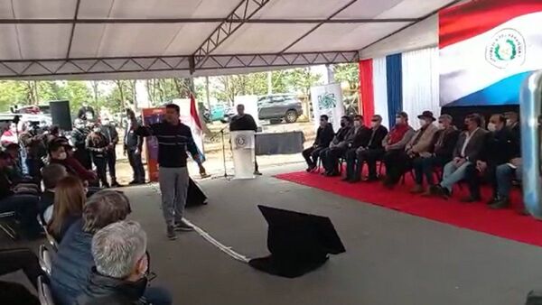Padre de Axel interrumpe acto oficial para reclamar a Abdo falta de terapia