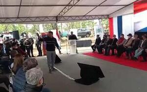 Padre de Axel interrumpe acto oficial en Coronel Oviedo para reclamar falta de camas de terapia – Prensa 5
