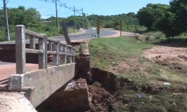 Colapsó el puente Poncho Pytã ubicado en Capiatá - SNT
