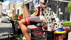 Ciclista que viaja con su perro quiere visitar Paraguay