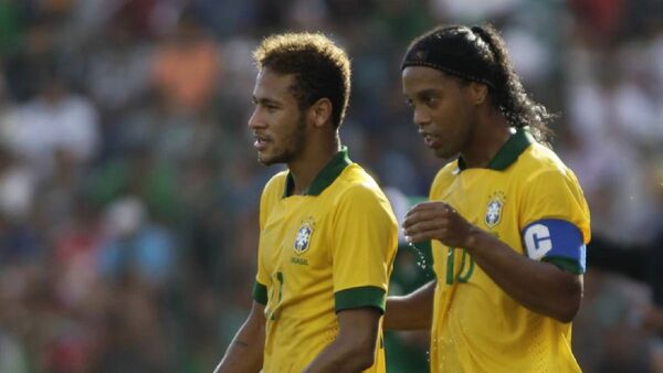 Ronaldinho defiende a Neymar: "Es uno de los mejores del mundo"