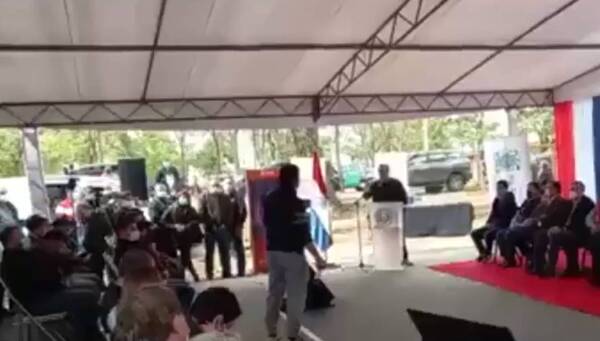 Crónica / [VIDEO] Interrumpió el discurso de Nicanor ¡para pedir terapia!