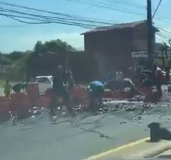 Crónica / [VIDEO] Desperdicio y no macana: Botellas de birra se pierden al caer al asfalto
