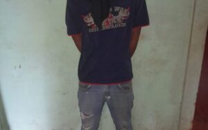 Detienen a joven con orden de captura