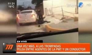 ¡A los golpes! Pelea entre conductor y agentes de la PMT | Telefuturo