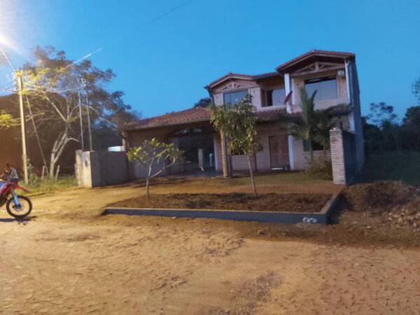 Ponen en venta su casa y vehículo para comprar costoso medicamento que no hay en Paraguay