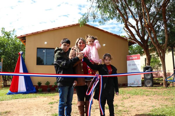 Unas 85 familias de Coronel Oviedo fueron beneficiadas con una vivienda propia a través del MUVH