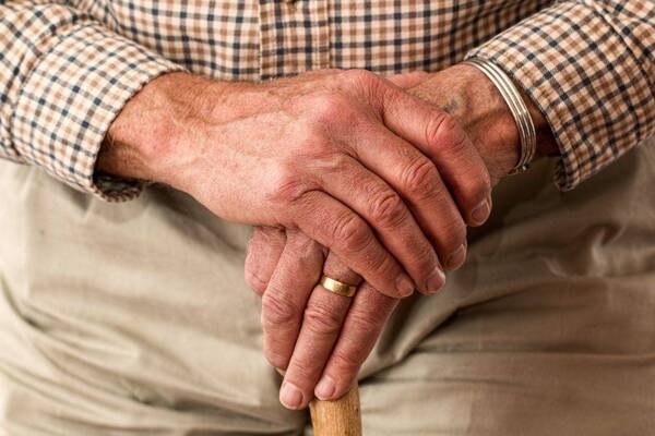Crónica / Abuelito murió después de cobrar su platita de tercera edad