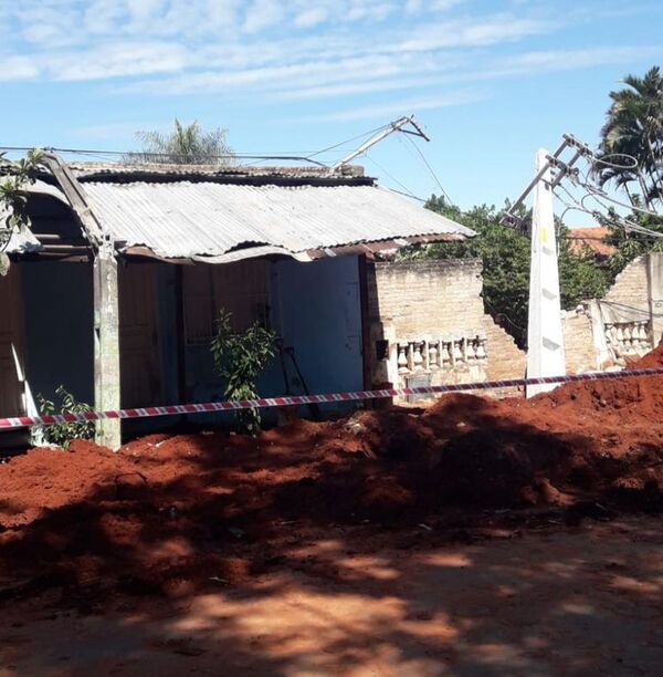 En zona de obras de Tres Bocas caen columnas sobre una casa - Nacionales - ABC Color