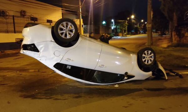 Aparatoso vuelco de vehículo en el barrio Mburucuyá - Nacionales - ABC Color