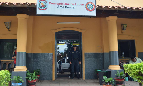 Roban moto de un oficial en las narices de los policías en Luque - Noticiero Paraguay