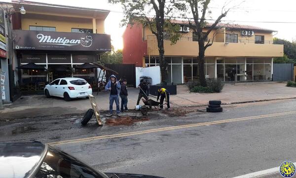 Vecinos arreglan calles en Luque •