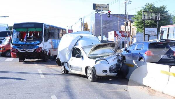 Crónica / De milagro se salvaron: Línea 58 "reventó" un auto contra el paseo central 