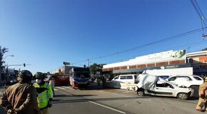 Colectivo chocó contra un auto y hay 6 personas heridas