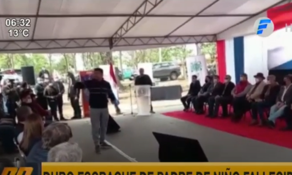 Padre de niño fallecido interrumpe acto y a los gritos pide terapia para Coronel Oviedo | Telefuturo