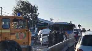 Colectivo chocó contra una camioneta al quedar aparentemente sin frenos