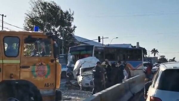 Colectivo chocó contra una camioneta al quedar aparentemente sin frenos