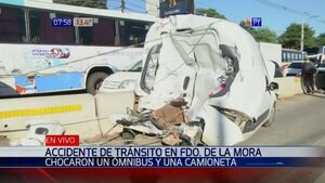 Bus chatarra pierde frenos, choca contra un vehículo y deja varios heridos