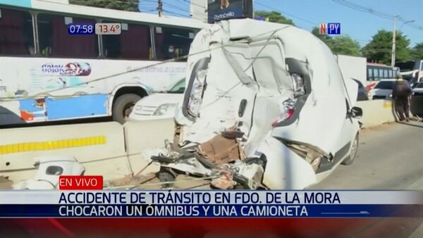 Bus chatarra pierde frenos, choca contra un vehículo y deja varios heridos